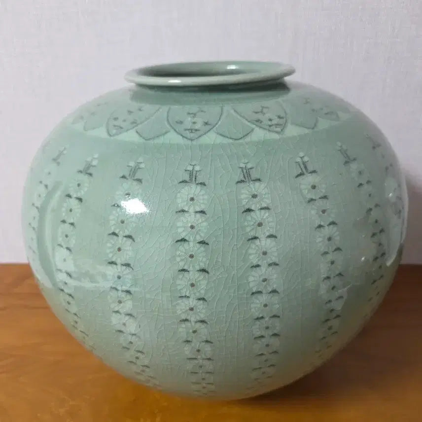 [BUNJANG] Celadon Inlaid Chrysanthemum Pattern Moon Jar / 청자 상감 국화문 달항아리