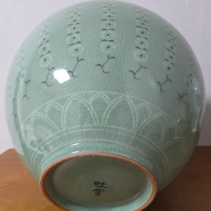[BUNJANG] Celadon Inlaid Chrysanthemum Pattern Moon Jar / 청자 상감 국화문 달항아리