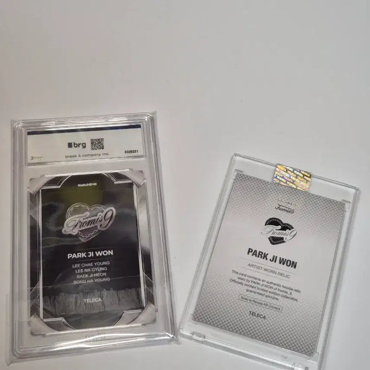 [BUNJANG] Fromis_9 Park Ji-won Signed Relic Card &amp; Black Graded Card Bundle / 테레카 프로미스나인 박지원 실착 후디 렐릭 카드 + 블랙 등급카드 묶음