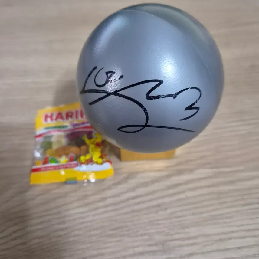 [BUNJANG] fromis_9 Baek Ji Heon Autographed Ball &amp; Gummy Bear Bundle / 백지헌 싸인볼, 직접 던진 하리보