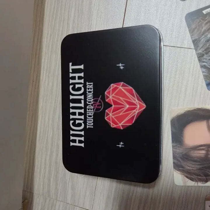 [BUNJANG] Touched Highlight Concert 4 Goods Bundle (Tin Case, Photocard, Bottle Opener Keyring) / 터치드 하라콘4 굿즈 일괄 (틴케이스,포카,병따개키링)