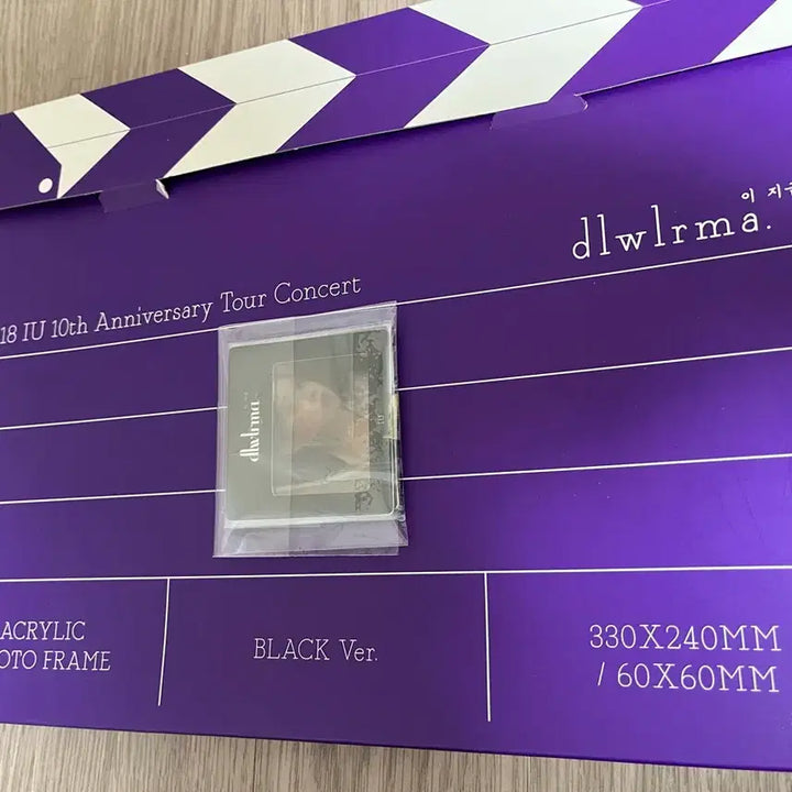 [BUNJANG] IU 10th Anniversary Acrylic Photo Frame + Mini Frame / 아이유 10주년 아크릴 포토프레임 + 미니액자