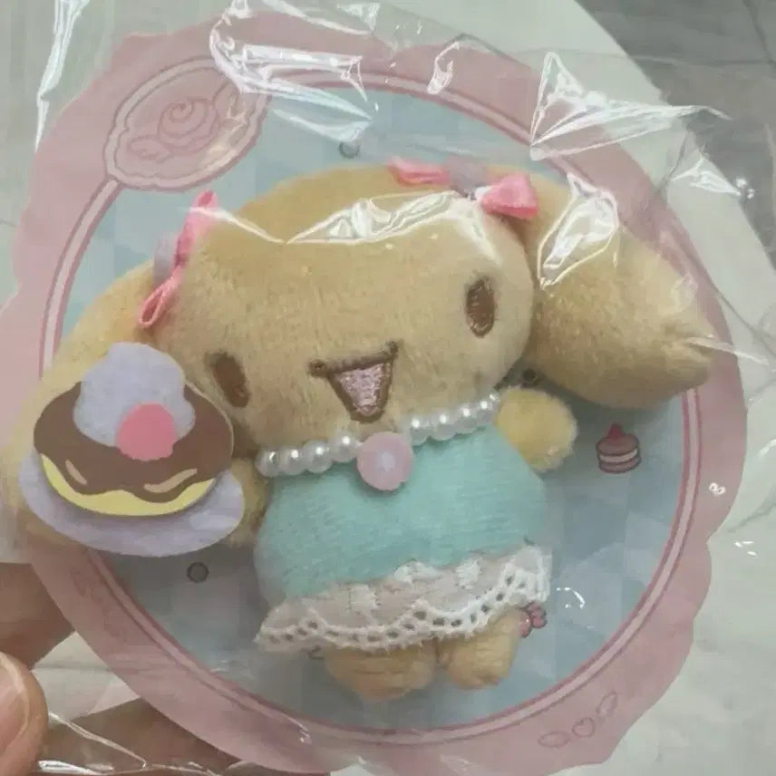 [BUNJANG] Cinnamoroll Sweets Cafe Plush Badge Brooch / 시나모롤 모카 스위츠카페 인형 뱃지 브로치 산리오 스위트카페