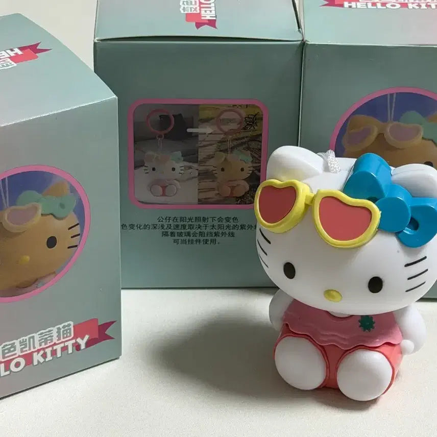 [BUNJANG] Hello Kitty UV Color Changing Charm Keychain / 헬로키티 UV변색 키링(자외선 변색 헬로키티 태닝 키링)
