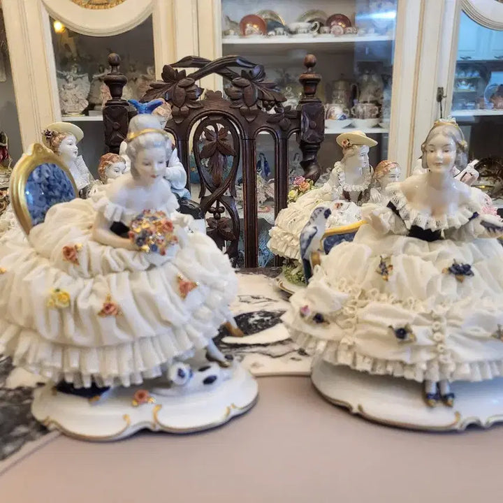 [BUNJANG] Dresden Unter-Weckelsbach Porcelain Figurine (Woman Feeding Parrot &amp; Woman with Bouquet) / 드레스덴 피겨린 운터바흐스바흐 세띠에 앉아있는 여인