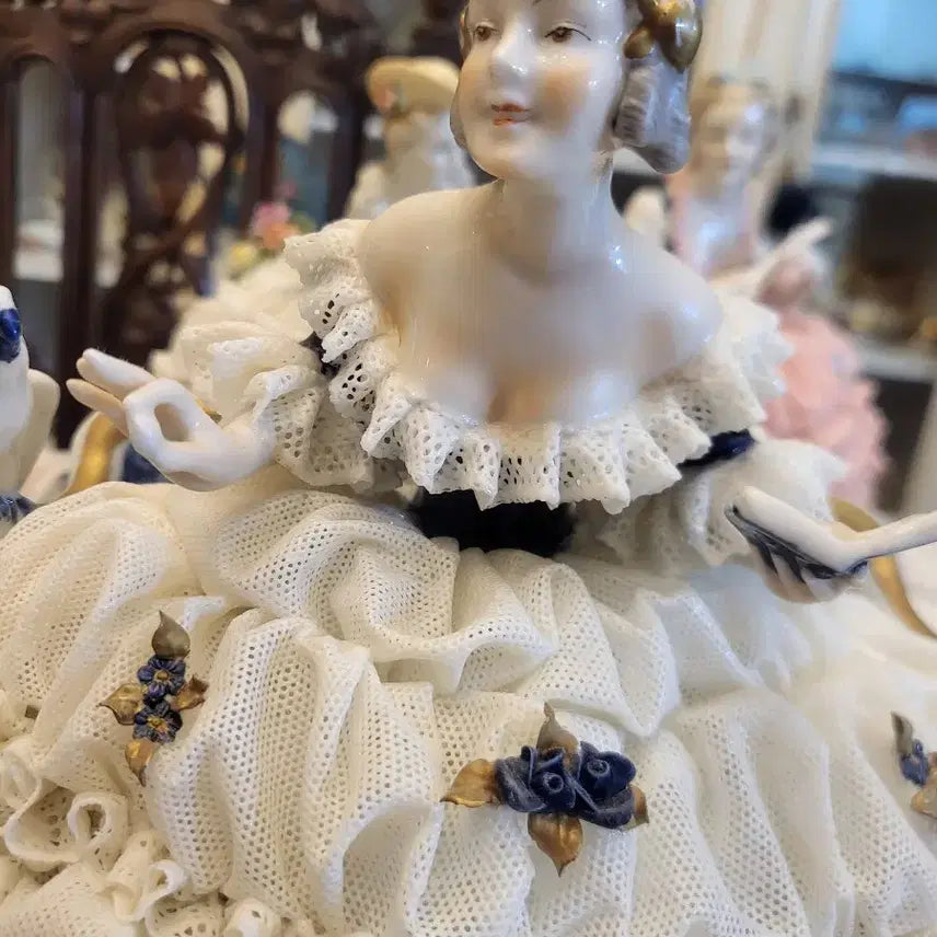 [BUNJANG] Dresden Unter-Weckelsbach Porcelain Figurine (Woman Feeding Parrot &amp; Woman with Bouquet) / 드레스덴 피겨린 운터바흐스바흐 세띠에 앉아있는 여인