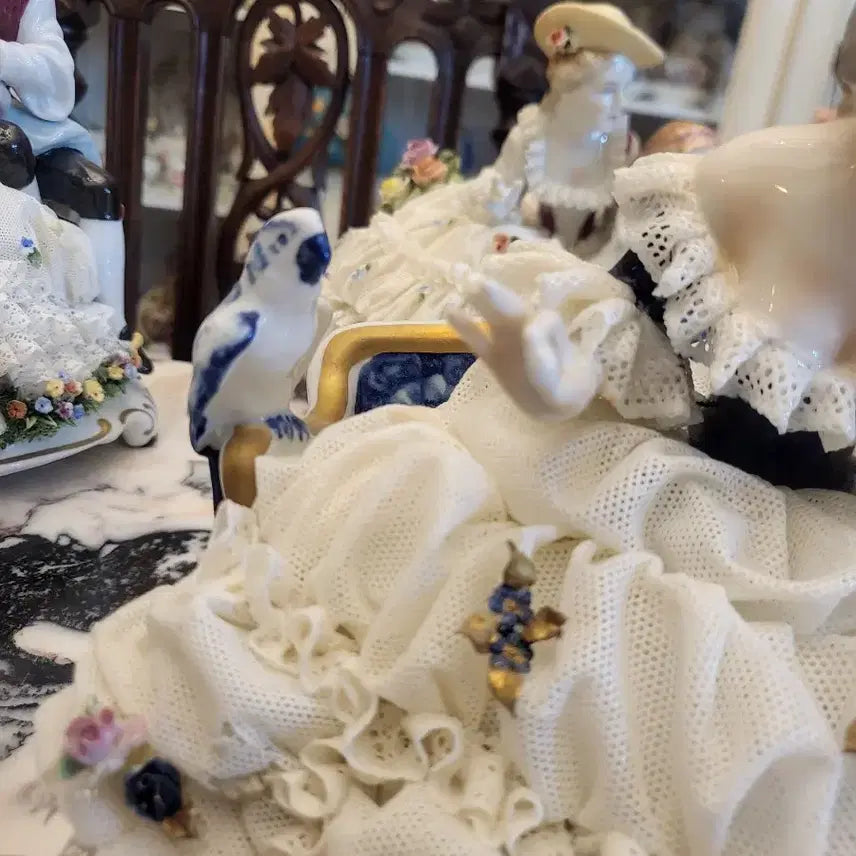 [BUNJANG] Dresden Unter-Weckelsbach Porcelain Figurine (Woman Feeding Parrot &amp; Woman with Bouquet) / 드레스덴 피겨린 운터바흐스바흐 세띠에 앉아있는 여인