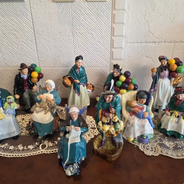 [BUNJANG] Royal Doulton The Balloon Man HN1954 Figurine / 로얄덜튼 풍선파는 할아버지 할머니