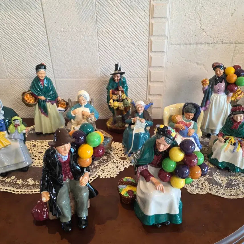 [BUNJANG] Royal Doulton The Balloon Man HN1954 Figurine / 로얄덜튼 풍선파는 할아버지 할머니