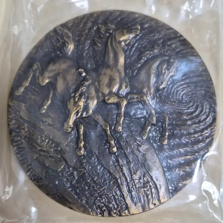 [BUNJANG] 2014 Year of the Horse Large Bronze Medal with Stamp Insert / [희귀 수집품] 2014년 말의 해(갑오년) 우표 삽입 대형 동메달
