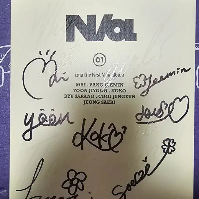 [BUNJANG] IZNA The First Mini Album Signed CD / 이즈나 비매 싸인시디
