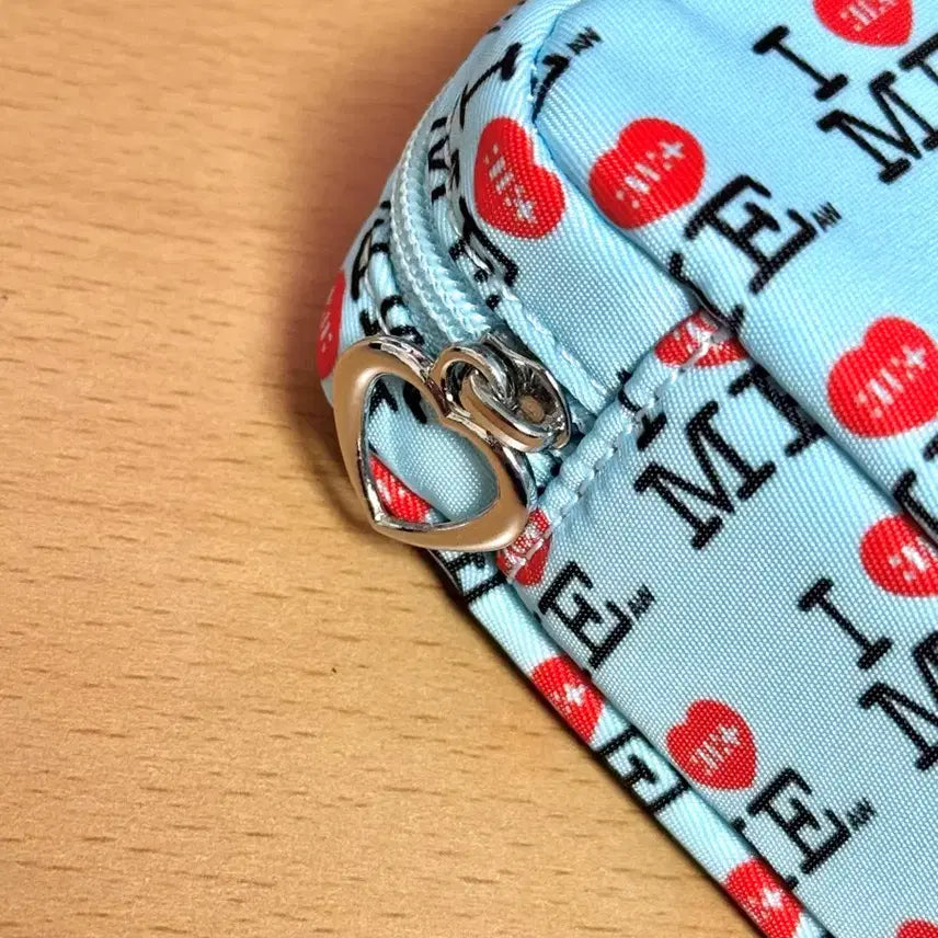 [BUNJANG] ILLIT Ashley Williams Not Cute Anymore Pouch + Photocard / 아일릿 애슐리 윌리엄스 낫큐트애니모어 파우치 + 포카