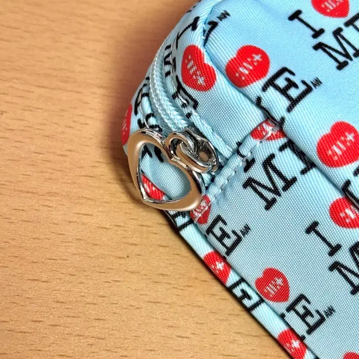 [BUNJANG] ILLIT Ashley Williams Not Cute Anymore Pouch + Photocard / 아일릿 애슐리 윌리엄스 낫큐트애니모어 파우치 + 포카