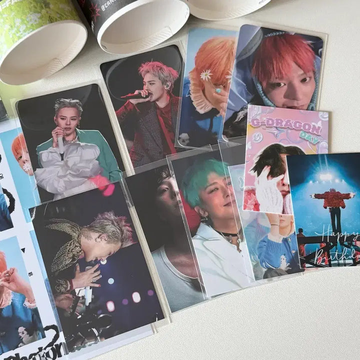 [BUNJANG] G-Dragon Cafe Goods Bundle Set / 지드래곤 생카 굿즈(컵홀더, 엽서, 포카, 스티커, 쇼핑백)