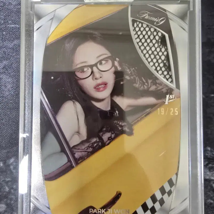 [BUNJANG] Proromise Nine Park Ji-won 19/25 Limited Edition Signed Gloves Relic / 테레카 프로미스나인 박지원 19/25 한정 실착 장갑 렐릭
