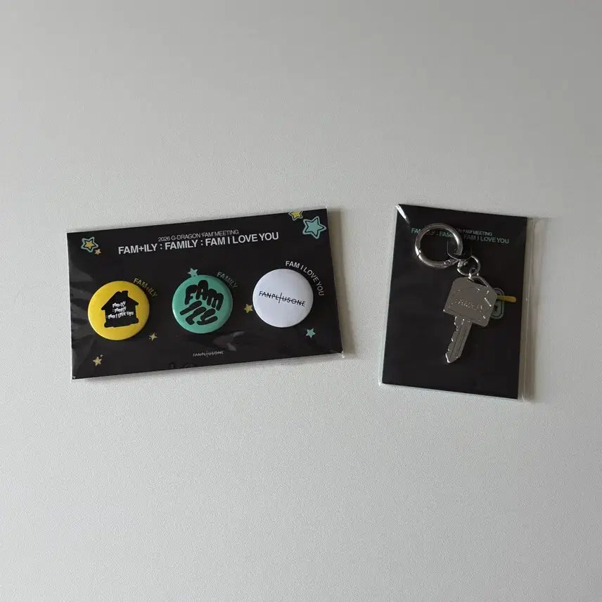 [BUNJANG] G-Dragon Fan Meeting Badge, Keychain, Concert Cushion, Lightstick Photocard Bundle Set / 지디 팬미팅 뱃지, 열쇠 키링, 콘서트 방석, 응원봉 포카 등