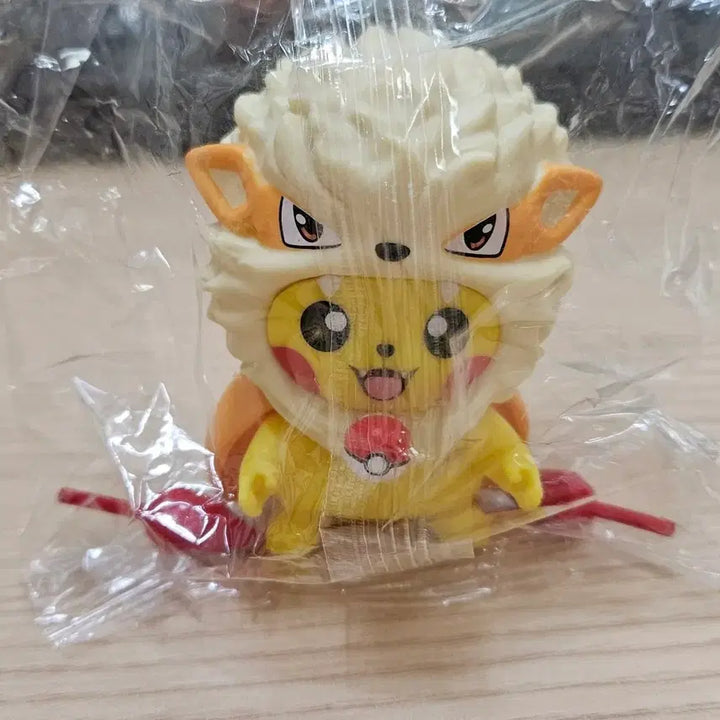 [BUNJANG] Pokemon Pikachu &amp; Growlithe Costume Figure / 포켓몬스터 피카츄 윈디 코스튬 피규어
