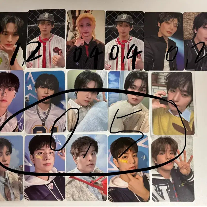 [BUNJANG] Stray Kids Magnet Keychain Cloak Outfit Ribbit Tamagotchi Charm / 스키즈 스트레이키즈 스키주 마그넷키링 망토 아웃핏 안아주 리빗 다마고치