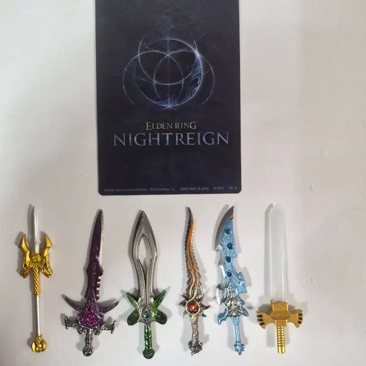 [BUNJANG] Miniature Weapons Set (6 Types) &amp; Elden Ring Card / 급처) 미니어쳐 무기 6종 ( 가검 ) + 엘든링 카드 팝니다