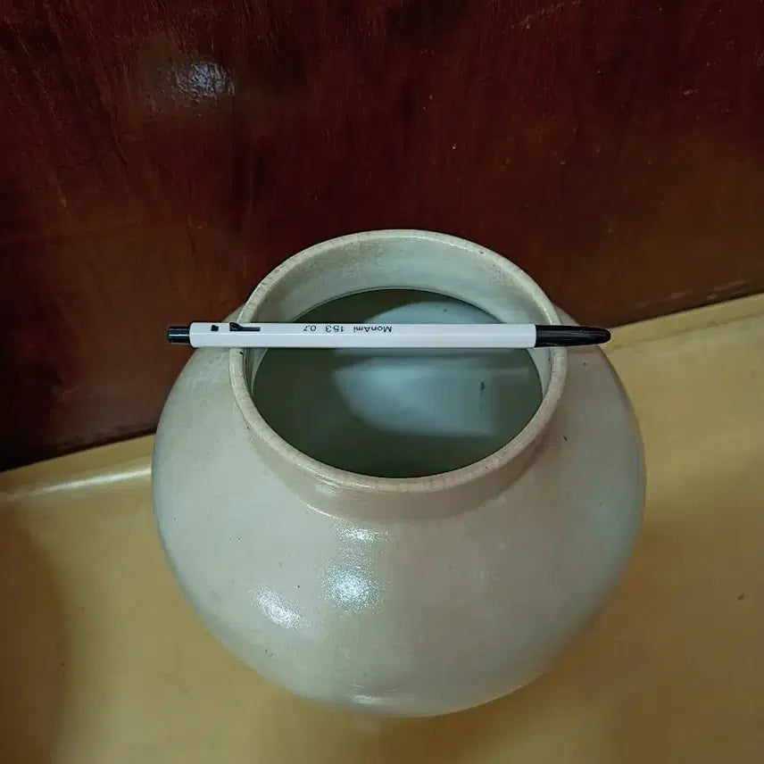 [BUNJANG] White Porcelain Vase with Floral Pattern / 무무늬 백자매병