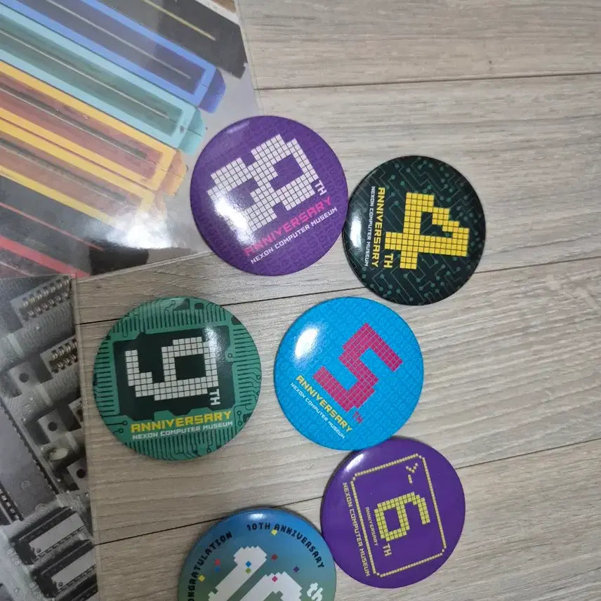 [BUNJANG] Computer Museum Postcard and Badge Set / 넥슨 컴퓨터 박물관 엽서, 배지 세트