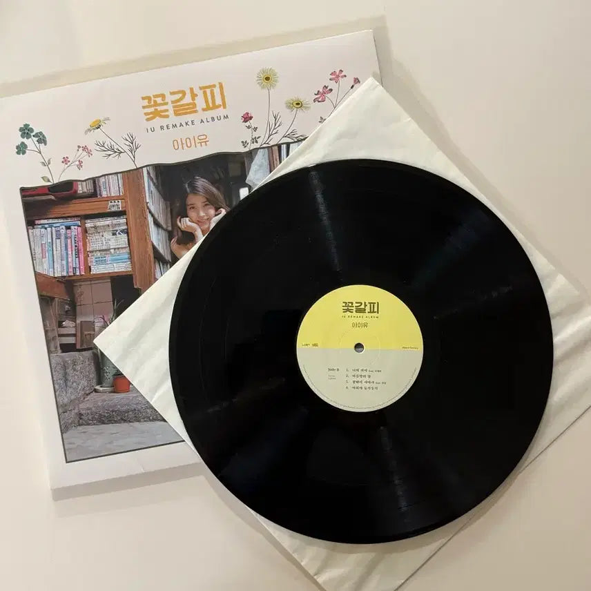 [BUNJANG] IU "Flower Bookmark" LP (Loen Version) - Unsealed / (급 최종 가격 내림)아이유 꽃갈피 LP 로엔버전(개봉)