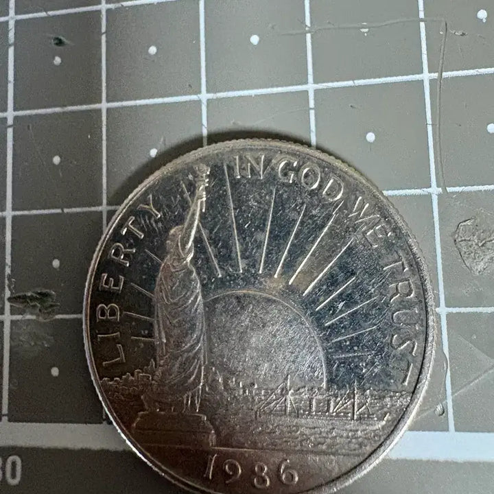 [BUNJANG] 1986 Statue of Liberty 50 Cents Commemorative Coin / 1986년 자유의 여신상 기념 50센트 기념주화
