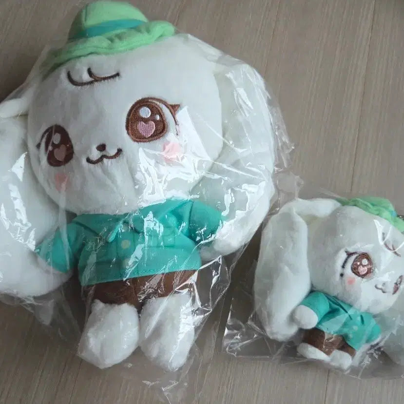 [BUNJANG] IVE Everland Mini-Brr Cherry Cast Plush &amp; Keychain Bundle Set / 일괄)아이브 에버랜드 미니브 체리 캐스트 플러시,키링 팝니다