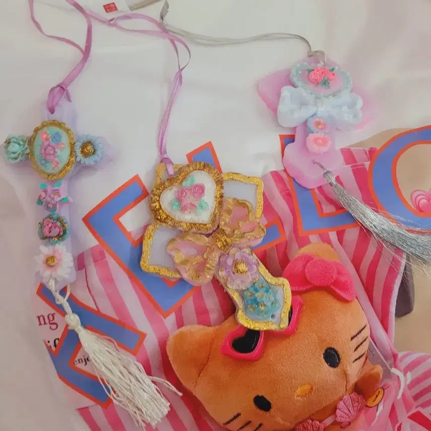 [BUNJANG] Imported Pastel Cross Candle Limited Edition Set with Hello Kitty Charm / 수입 십지가 캔들 파스텔 한정판 세트