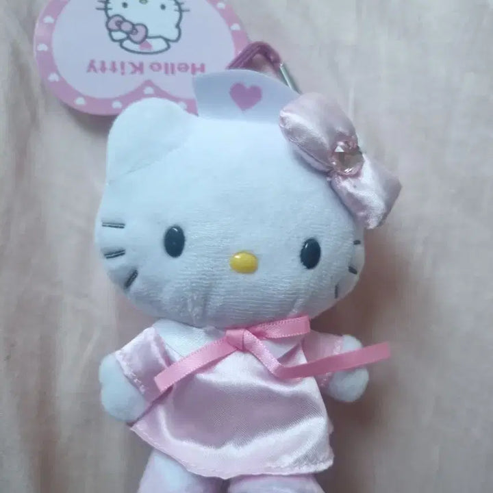 [BUNJANG] Sanrio Hello Kitty Plush Doll with Heart Charm / 산리오 헬로키티 인형