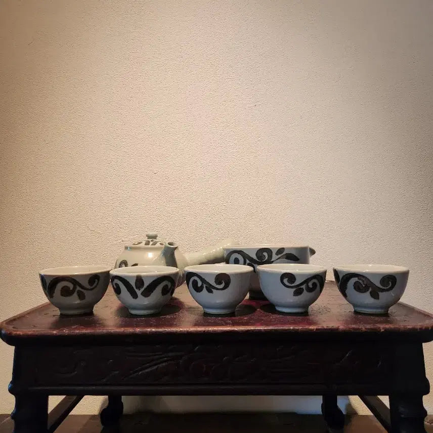 [BUNJANG] Wonjeong Pottery Master Park Rae-heon White Porcelain Iron-Painted Floral 5-Person Tea Set / 원정도예 박래헌 명장, 백자철화초화문 5인 다기 세트  찻자리에 깊이를