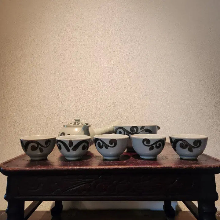 [BUNJANG] Wonjeong Pottery Master Park Rae-heon White Porcelain Iron-Painted Floral 5-Person Tea Set / 원정도예 박래헌 명장, 백자철화초화문 5인 다기 세트  찻자리에 깊이를
