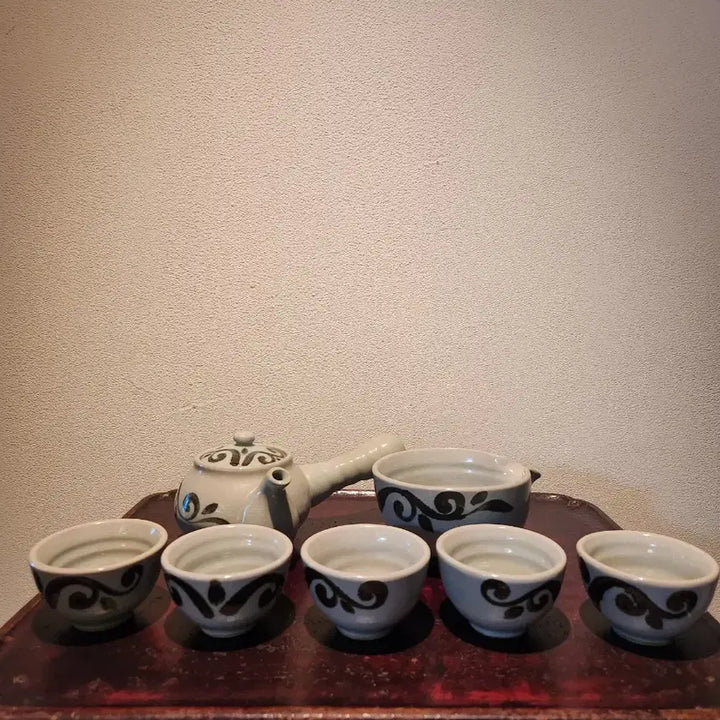 [BUNJANG] Wonjeong Pottery Master Park Rae-heon White Porcelain Iron-Painted Floral 5-Person Tea Set / 원정도예 박래헌 명장, 백자철화초화문 5인 다기 세트  찻자리에 깊이를