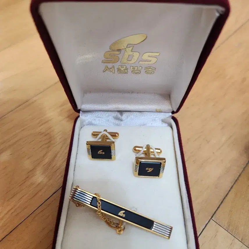[BUNJANG] SBS Logo Gold Tie Clip and Cufflink Set / SBS 서울방송 금장 넥타이핀 커프스 세트