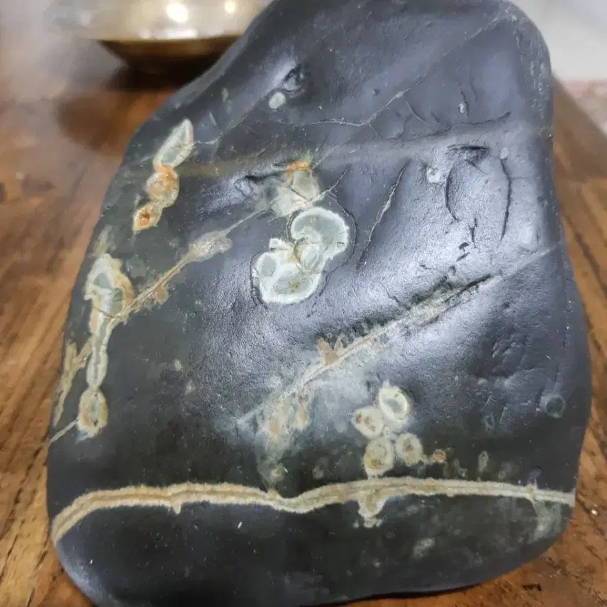 [BUNJANG] Black Stone with Lotus Pattern / 수석 연꽃무늬 검은돌