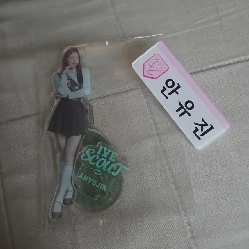 [BUNJANG] IVE Yujin Scout Acrylic Stand Name Tag / 아이브 유진 스카우트 아크릴 스탠드 명찰