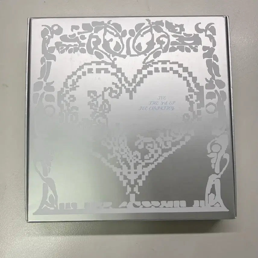 [BUNJANG] IVE EMPATHY Loved IVE Version Album (Unsealed) / 아이브 엠파시 러브드 아이브 버전 개봉 앨범