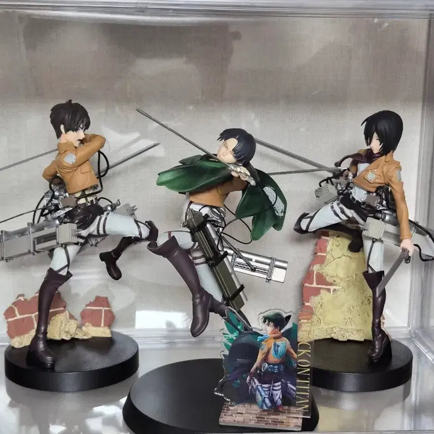[BUNJANG] Attack on Titan Eren, Levi, Mikasa Figure Bundle Set / 진격의거인 에렌 리바이 미카사 피규어 일괄