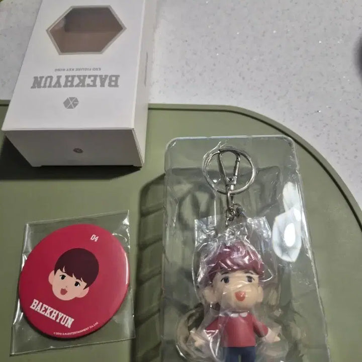 [BUNJANG] EXO Baekhyun Figure Keyring &amp; Badge Set / EXO 백현 피규어 키링 뱃지 세트
