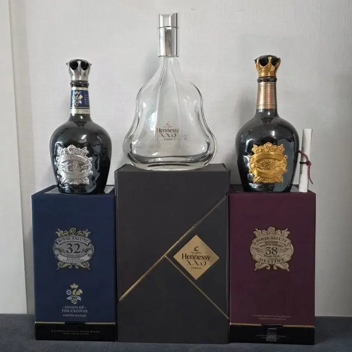 [BUNJANG] Royal Salute 32 Year / 38 Year &amp; Hennessy XO Cognac Empty Bottles with Cases / 로얄살루트 32년/38년+헤네시 XO 꼬냑 위스키 공병