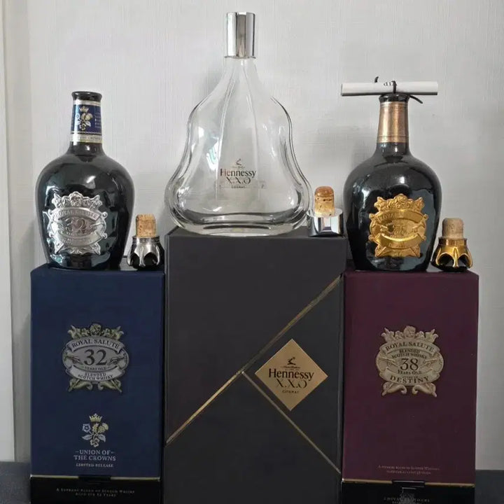 [BUNJANG] Royal Salute 32 Year / 38 Year &amp; Hennessy XO Cognac Empty Bottles with Cases / 로얄살루트 32년/38년+헤네시 XO 꼬냑 위스키 공병