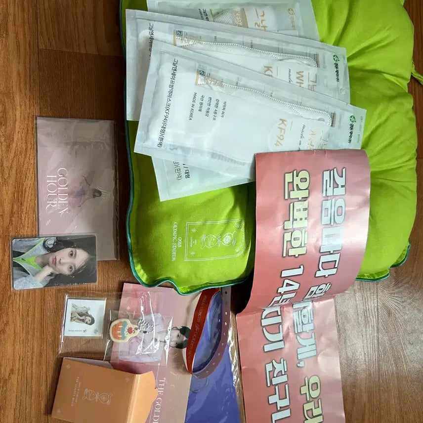 [BUNJANG] IU Golden Hour Concert Special Photocard Bundle / 아이유 골든아워 콘서트 더워콘 포카 세트 방석 티켓꽂이 포카 키링