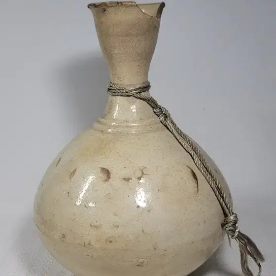 [BUNJANG] Joseon Dynasty White Porcelain Celadon Pine Kiln Bottle / 백자청송가마주병(조선시대)