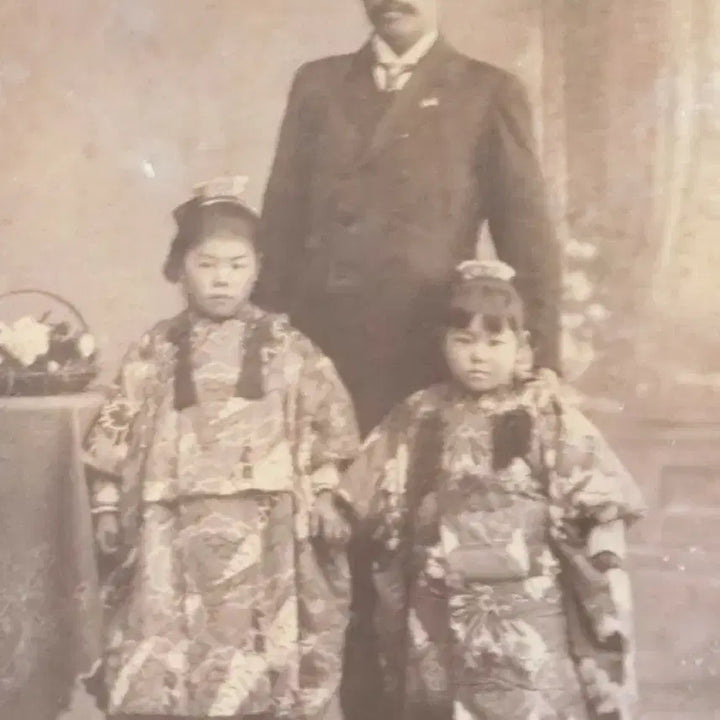 [BUNJANG] Japanese Colonial Era Pyong Yang Photo Studio Family Portrait / 일제시대  평양 사진관에서 찍은 새해 가족사진