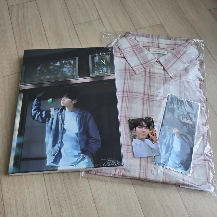 [BUNJANG] Hwang Minhyun Temperature Exhibition Checkered Shirt, Photobook, Ticket, Special Photocard Bundle (Sealed) / 황민현 사진전 온도 체크셔츠 포토북(미개봉) 입장티켓 금액특전포카 일괄