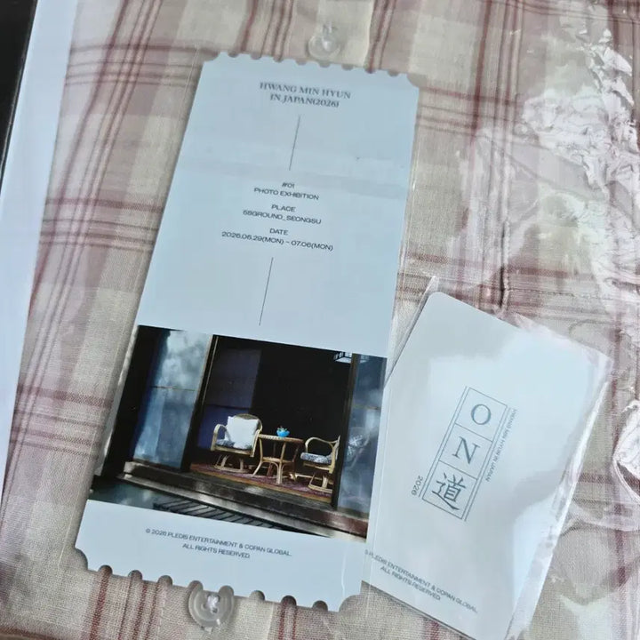 [BUNJANG] Hwang Minhyun Temperature Exhibition Checkered Shirt, Photobook, Ticket, Special Photocard Bundle (Sealed) / 황민현 사진전 온도 체크셔츠 포토북(미개봉) 입장티켓 금액특전포카 일괄