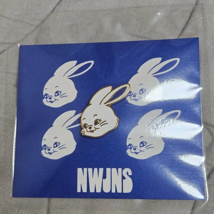 [BUNJANG] NewJeans Bunny Metal Badge (Sealed) / [미개봉] 뉴진스 토끼 메탈 뱃지