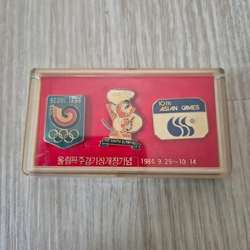 [BUNJANG] 1988 Seoul Olympic &amp; 10th Asian Games Commemorative Badge Set / [빈티지] 88서울올림픽 ,10회 아시안게임 주경기장 개장기념 뱃지