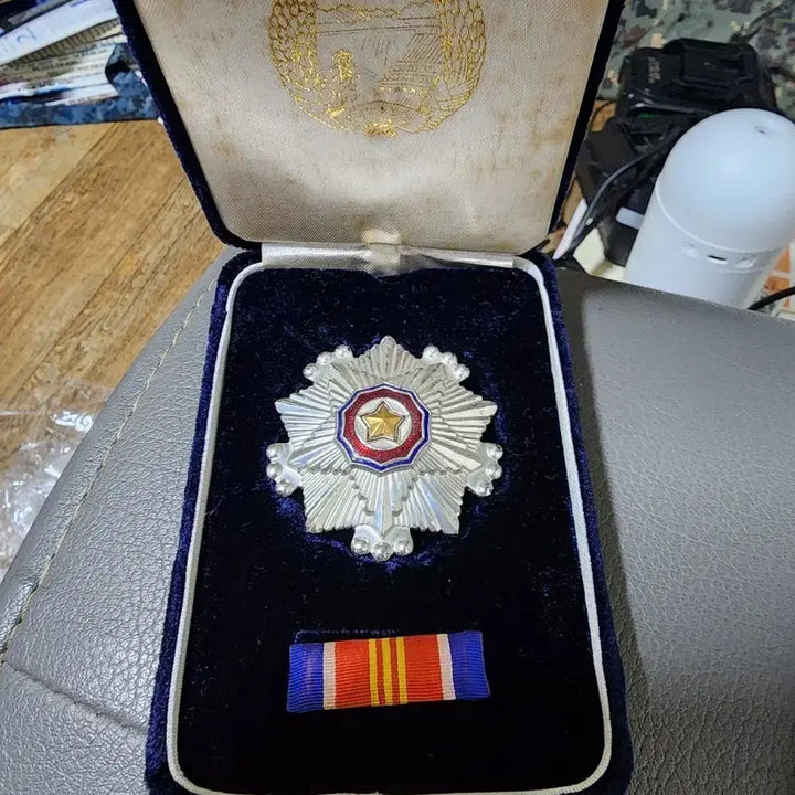 [BUNJANG] North Korea National Flag Medal Class 3 Full Set with Case and Ribbon Bar / 북한 국기훈장 제3급 (케이스, 약장 포함 풀세트)