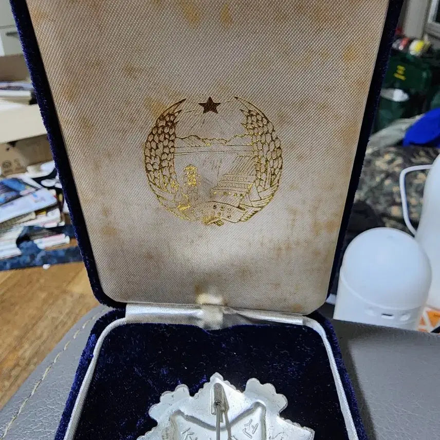 [BUNJANG] North Korea National Flag Medal Class 3 Full Set with Case and Ribbon Bar / 북한 국기훈장 제3급 (케이스, 약장 포함 풀세트)